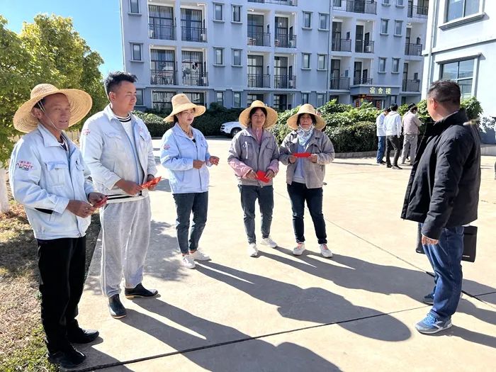 【正月初一】欢欢喜喜过大年，云南爱尔发大年初一向员工派红包、送祝福！